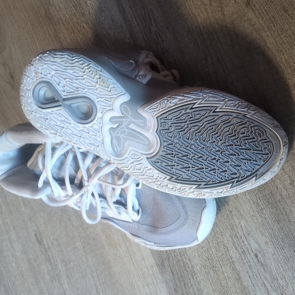 Size 8 Kyrie Erving basketball shoes - Picture 2 of 3